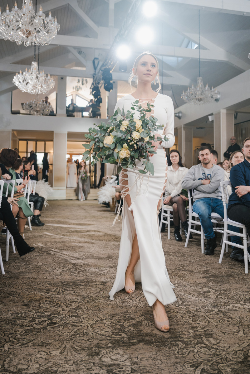 Давайте взглянем на первый этап «Завтрака с невестой», в частности показ актуальных свадебных платьев от владимирских и, что случилось впервые, ивановских дизайнеров!