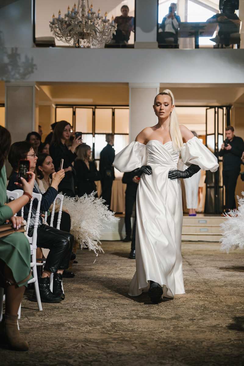 Давайте взглянем на первый этап «Завтрака с невестой», в частности показ актуальных свадебных платьев от владимирских и, что случилось впервые, ивановских дизайнеров!