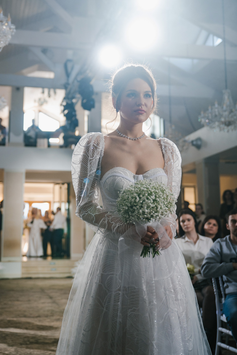 Давайте взглянем на первый этап «Завтрака с невестой», в частности показ актуальных свадебных платьев от владимирских и, что случилось впервые, ивановских дизайнеров!