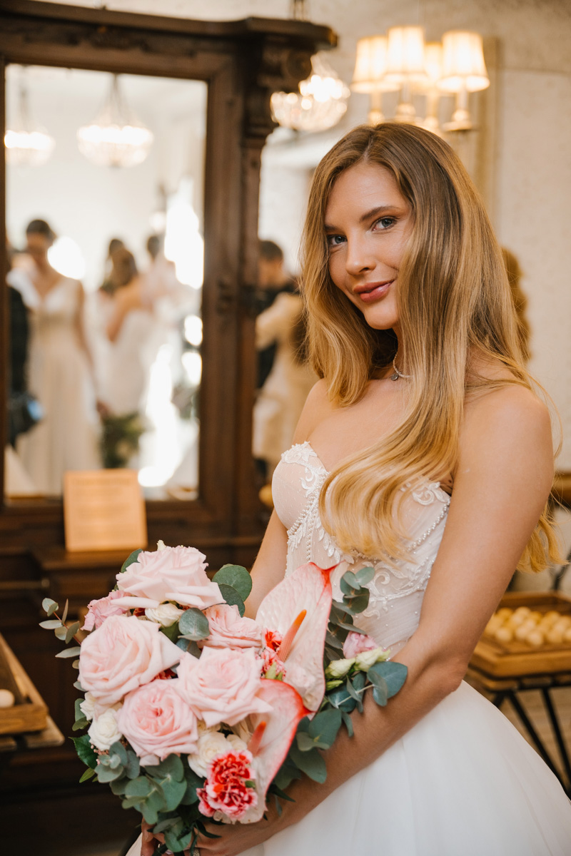 Давайте взглянем на первый этап «Завтрака с невестой», в частности показ актуальных свадебных платьев от владимирских и, что случилось впервые, ивановских дизайнеров!