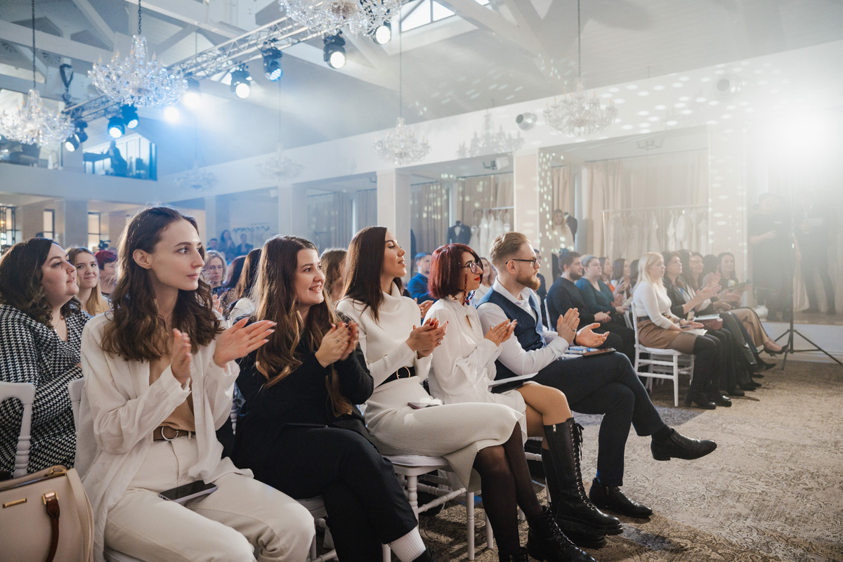 Давайте взглянем на первый этап «Завтрака с невестой», в частности показ актуальных свадебных платьев от владимирских и, что случилось впервые, ивановских дизайнеров!