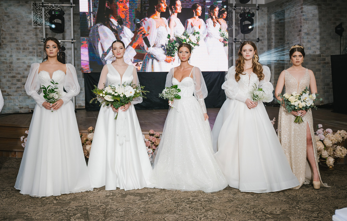Давайте взглянем на первый этап «Завтрака с невестой», в частности показ актуальных свадебных платьев от владимирских и, что случилось впервые, ивановских дизайнеров!