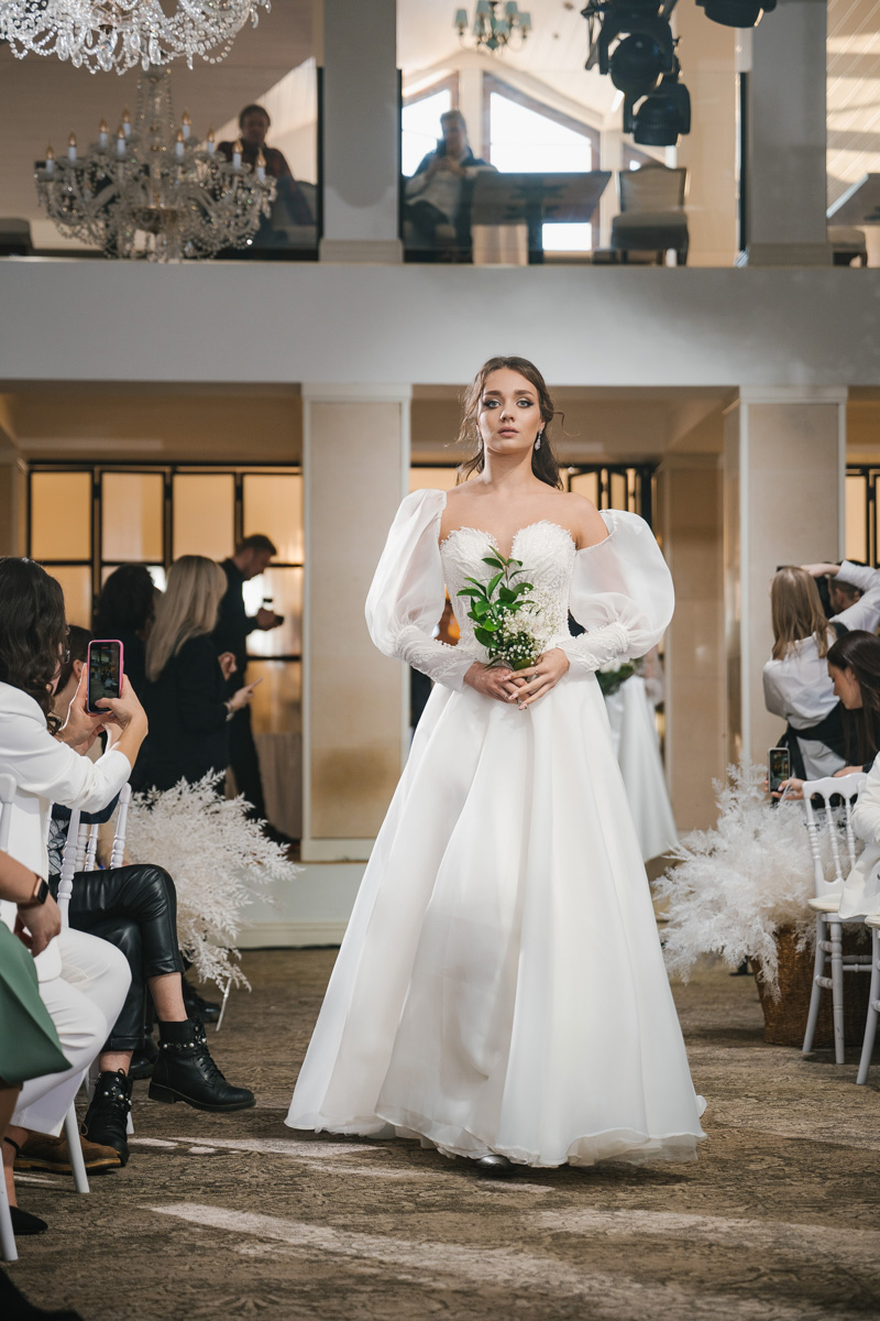 Давайте взглянем на первый этап «Завтрака с невестой», в частности показ актуальных свадебных платьев от владимирских и, что случилось впервые, ивановских дизайнеров!