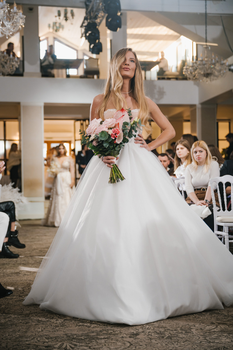 Давайте взглянем на первый этап «Завтрака с невестой», в частности показ актуальных свадебных платьев от владимирских и, что случилось впервые, ивановских дизайнеров!