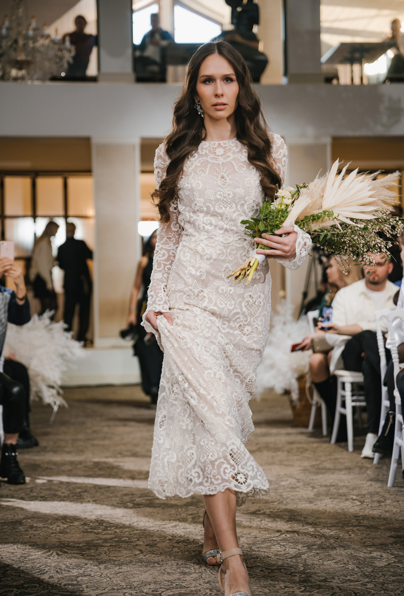 Давайте взглянем на первый этап «Завтрака с невестой», в частности показ актуальных свадебных платьев от владимирских и, что случилось впервые, ивановских дизайнеров!