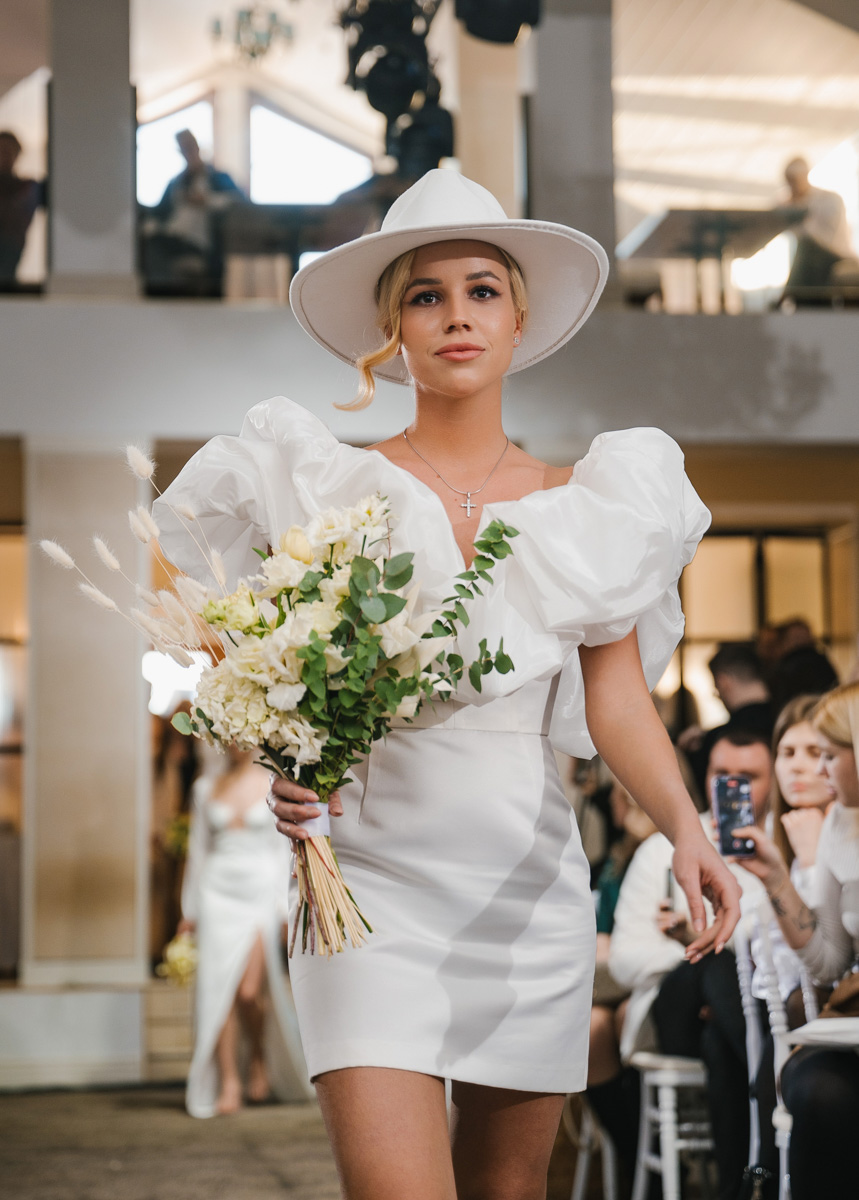 Давайте взглянем на первый этап «Завтрака с невестой», в частности показ актуальных свадебных платьев от владимирских и, что случилось впервые, ивановских дизайнеров!