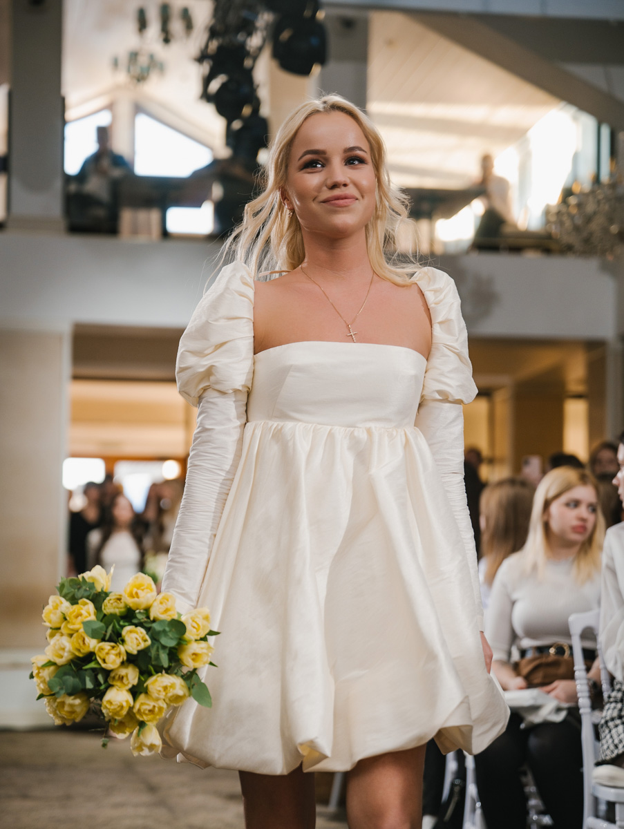 Давайте взглянем на первый этап «Завтрака с невестой», в частности показ актуальных свадебных платьев от владимирских и, что случилось впервые, ивановских дизайнеров!