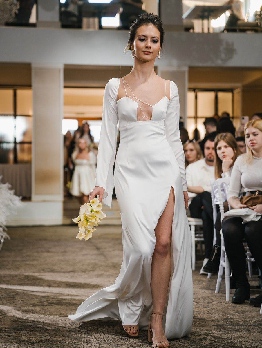 Давайте взглянем на первый этап «Завтрака с невестой», в частности показ актуальных свадебных платьев от владимирских и, что случилось впервые, ивановских дизайнеров!