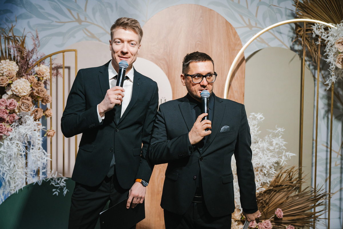 Давайте взглянем на первый этап «Завтрака с невестой», в частности показ актуальных свадебных платьев от владимирских и, что случилось впервые, ивановских дизайнеров!