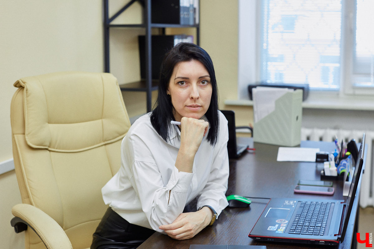 Владимирская «Академия Профессионалов» - проект по созданию единого образовательного пространства, за которым стоит хрупкая, но бойкая девушка. В сентябре 2021 года Анна Егорова открыла учебный центр, призванный обеспечить доступное и качественное образование всем совершеннолетним желающим и открывающий возможности карьерного роста даже в непростые для страны времена.