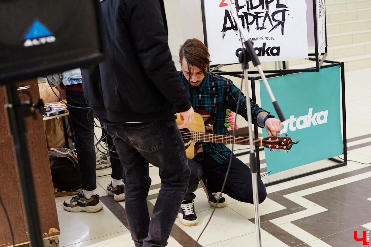 Седьмого марта на первом этаже центрального торгового комплекса владимирские поп-панки ataka подарили его посетительницам немного любви и много внимания.