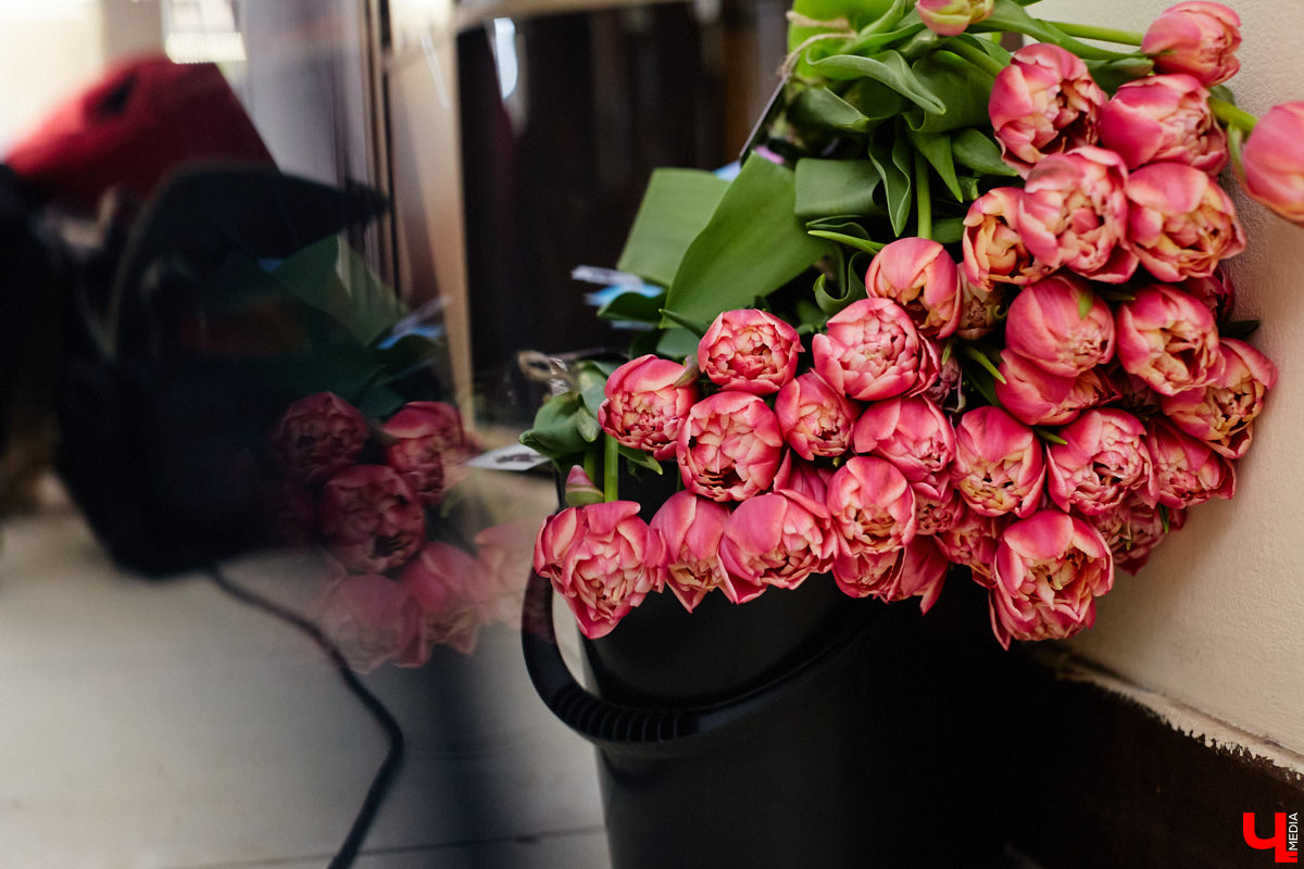 Седьмого марта на первом этаже центрального торгового комплекса владимирские поп-панки ataka подарили его посетительницам немного любви и много внимания.