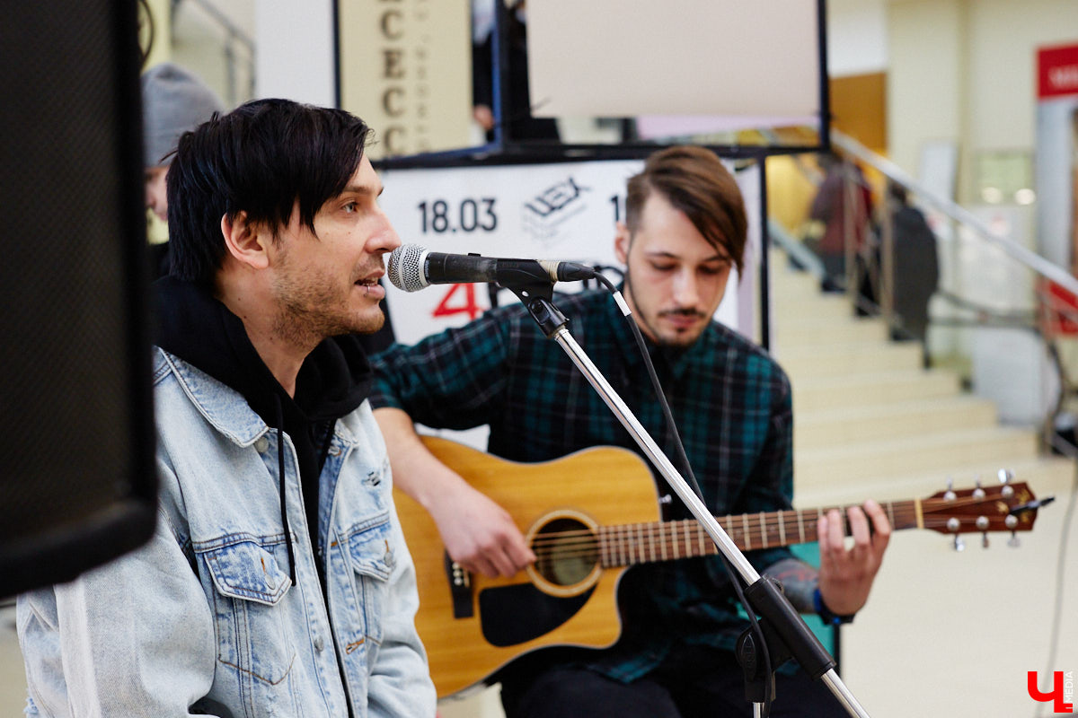 Седьмого марта на первом этаже центрального торгового комплекса владимирские поп-панки ataka подарили его посетительницам немного любви и много внимания.