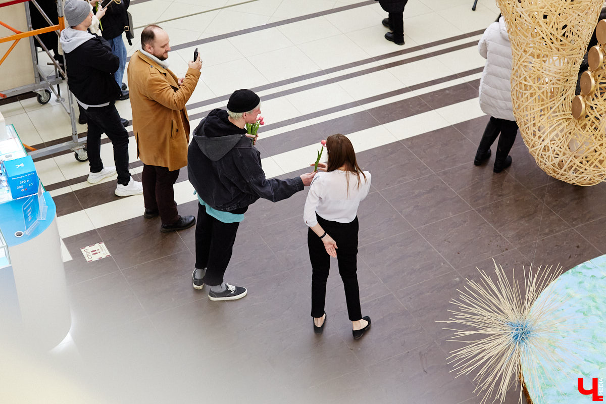 Седьмого марта на первом этаже центрального торгового комплекса владимирские поп-панки ataka подарили его посетительницам немного любви и много внимания.