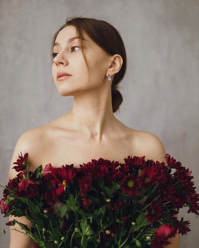 Несколько лет назад британский цветочный магазин предложил девушкам использовать лепестки цветов в качестве бюстгальтера во время участия в фестивалях. Один из таких look`ов взорвал соцсети, и его стали копировать по всему миру. И вот тренд вновь вернулся, только несколько видоизмененным. Теперь вместо лепестков – настоящие живые букеты, которыми барышни вместо лифа или топа прикрывают свою грудь.