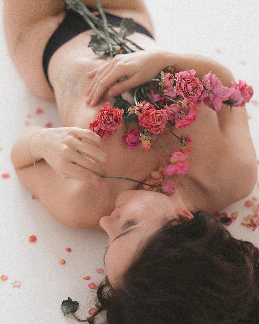 Несколько лет назад британский цветочный магазин предложил девушкам использовать лепестки цветов в качестве бюстгальтера во время участия в фестивалях. Один из таких look`ов взорвал соцсети, и его стали копировать по всему миру. И вот тренд вновь вернулся, только несколько видоизмененным. Теперь вместо лепестков – настоящие живые букеты, которыми барышни вместо лифа или топа прикрывают свою грудь.