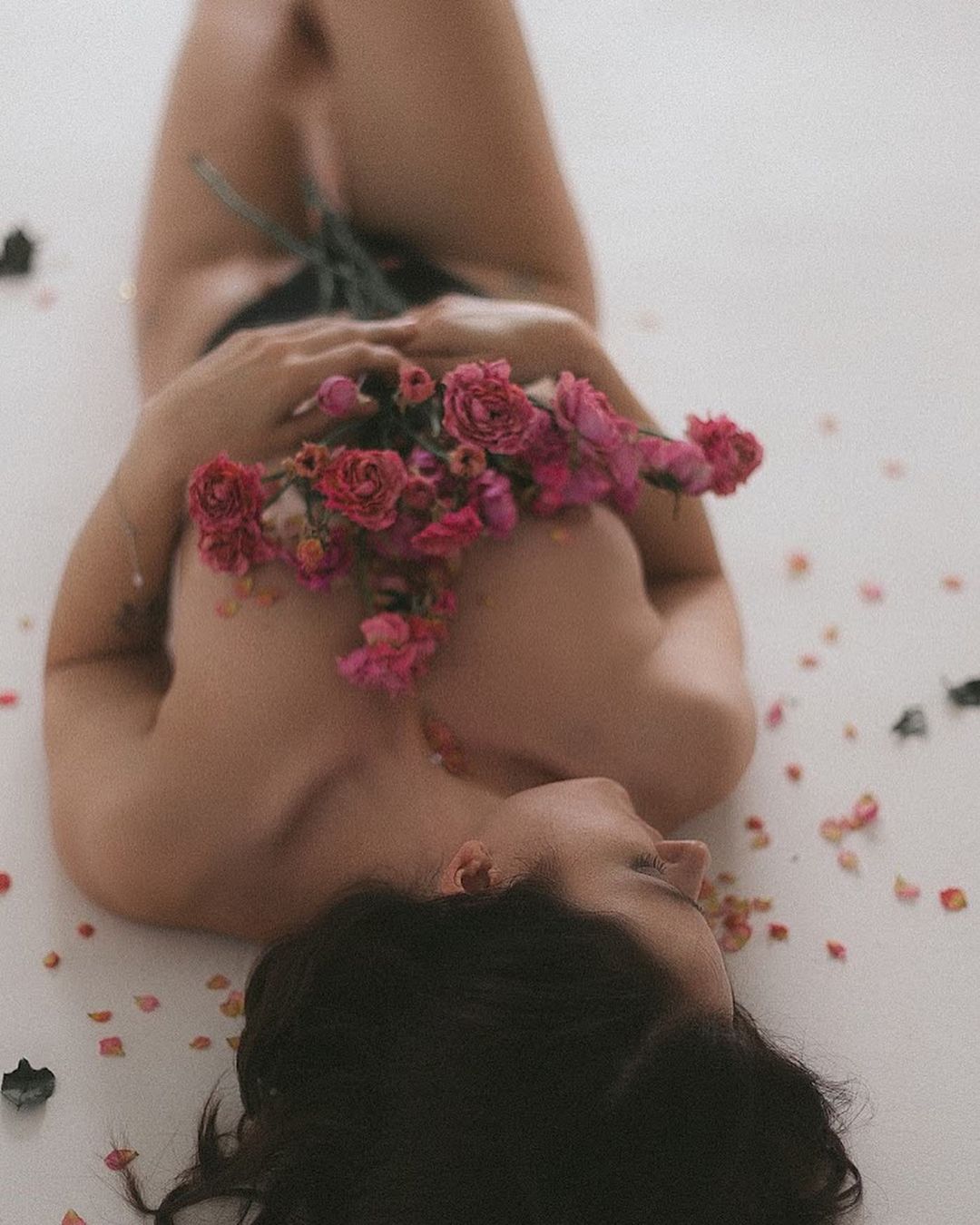 Несколько лет назад британский цветочный магазин предложил девушкам использовать лепестки цветов в качестве бюстгальтера во время участия в фестивалях. Один из таких look`ов взорвал соцсети, и его стали копировать по всему миру. И вот тренд вновь вернулся, только несколько видоизмененным. Теперь вместо лепестков – настоящие живые букеты, которыми барышни вместо лифа или топа прикрывают свою грудь.