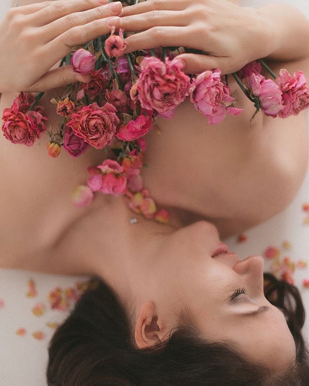 Несколько лет назад британский цветочный магазин предложил девушкам использовать лепестки цветов в качестве бюстгальтера во время участия в фестивалях. Один из таких look`ов взорвал соцсети, и его стали копировать по всему миру. И вот тренд вновь вернулся, только несколько видоизмененным. Теперь вместо лепестков – настоящие живые букеты, которыми барышни вместо лифа или топа прикрывают свою грудь.