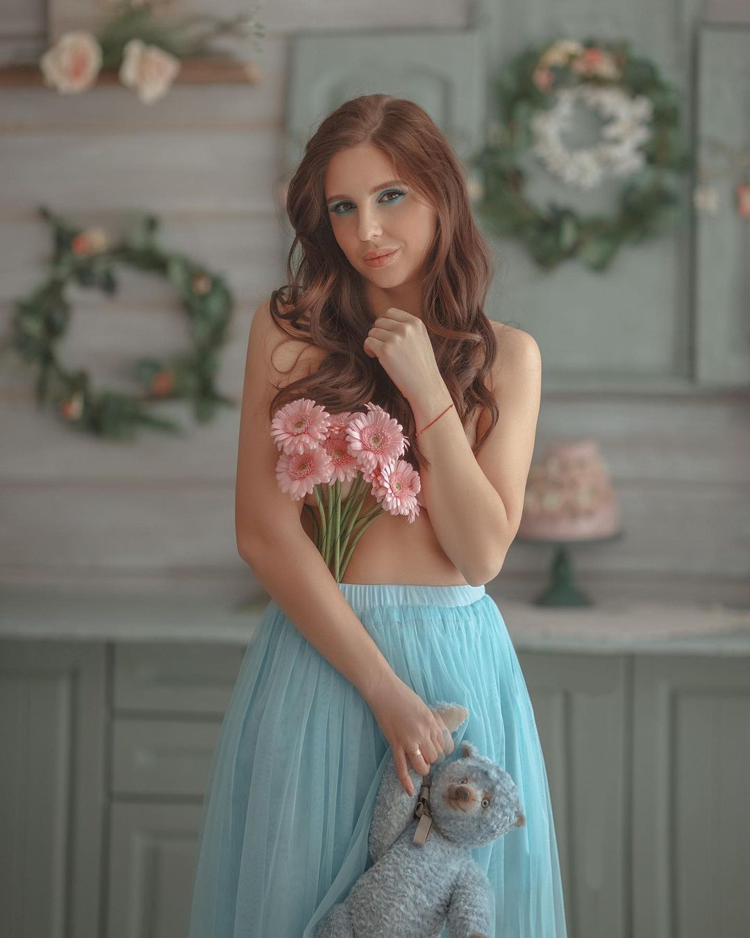 Несколько лет назад британский цветочный магазин предложил девушкам использовать лепестки цветов в качестве бюстгальтера во время участия в фестивалях. Один из таких look`ов взорвал соцсети, и его стали копировать по всему миру. И вот тренд вновь вернулся, только несколько видоизмененным. Теперь вместо лепестков – настоящие живые букеты, которыми барышни вместо лифа или топа прикрывают свою грудь.