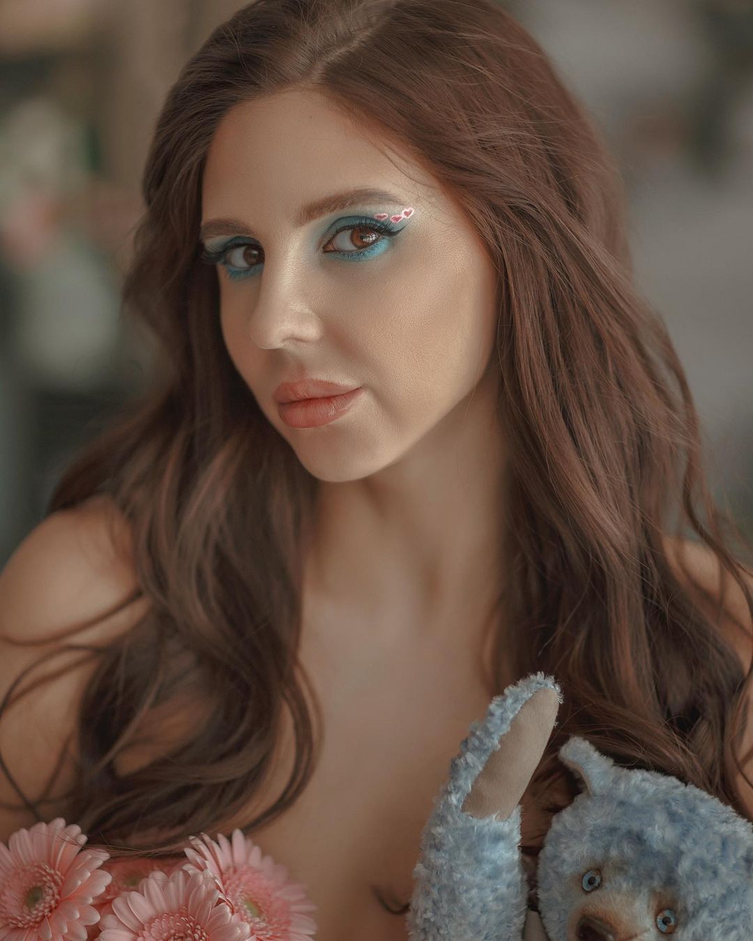 Несколько лет назад британский цветочный магазин предложил девушкам использовать лепестки цветов в качестве бюстгальтера во время участия в фестивалях. Один из таких look`ов взорвал соцсети, и его стали копировать по всему миру. И вот тренд вновь вернулся, только несколько видоизмененным. Теперь вместо лепестков – настоящие живые букеты, которыми барышни вместо лифа или топа прикрывают свою грудь.