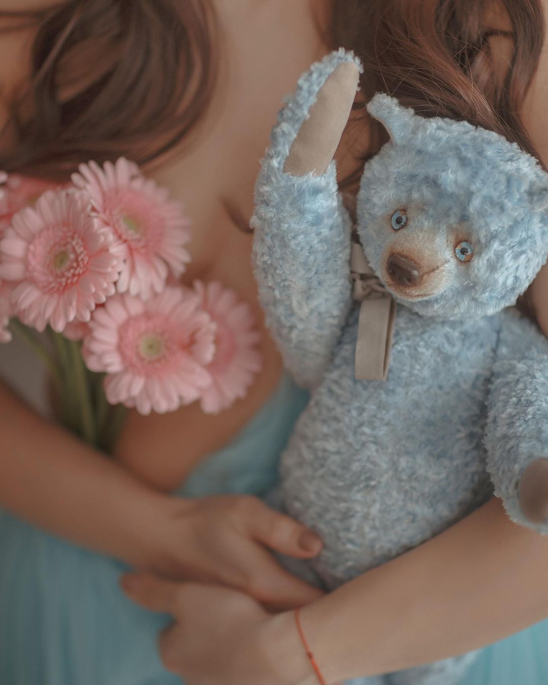 Несколько лет назад британский цветочный магазин предложил девушкам использовать лепестки цветов в качестве бюстгальтера во время участия в фестивалях. Один из таких look`ов взорвал соцсети, и его стали копировать по всему миру. И вот тренд вновь вернулся, только несколько видоизмененным. Теперь вместо лепестков – настоящие живые букеты, которыми барышни вместо лифа или топа прикрывают свою грудь.