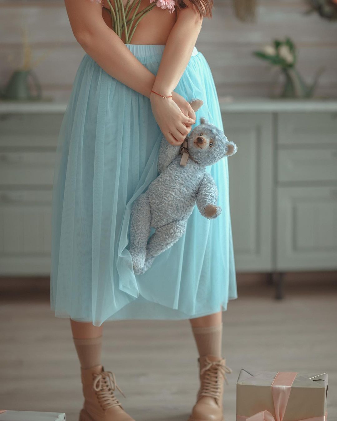 Несколько лет назад британский цветочный магазин предложил девушкам использовать лепестки цветов в качестве бюстгальтера во время участия в фестивалях. Один из таких look`ов взорвал соцсети, и его стали копировать по всему миру. И вот тренд вновь вернулся, только несколько видоизмененным. Теперь вместо лепестков – настоящие живые букеты, которыми барышни вместо лифа или топа прикрывают свою грудь.