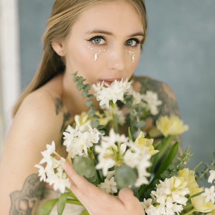 Несколько лет назад британский цветочный магазин предложил девушкам использовать лепестки цветов в качестве бюстгальтера во время участия в фестивалях. Один из таких look`ов взорвал соцсети, и его стали копировать по всему миру. И вот тренд вновь вернулся, только несколько видоизмененным. Теперь вместо лепестков – настоящие живые букеты, которыми барышни вместо лифа или топа прикрывают свою грудь.