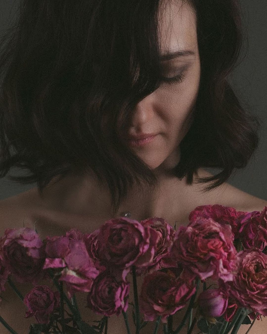 Несколько лет назад британский цветочный магазин предложил девушкам использовать лепестки цветов в качестве бюстгальтера во время участия в фестивалях. Один из таких look`ов взорвал соцсети, и его стали копировать по всему миру. И вот тренд вновь вернулся, только несколько видоизмененным. Теперь вместо лепестков – настоящие живые букеты, которыми барышни вместо лифа или топа прикрывают свою грудь.