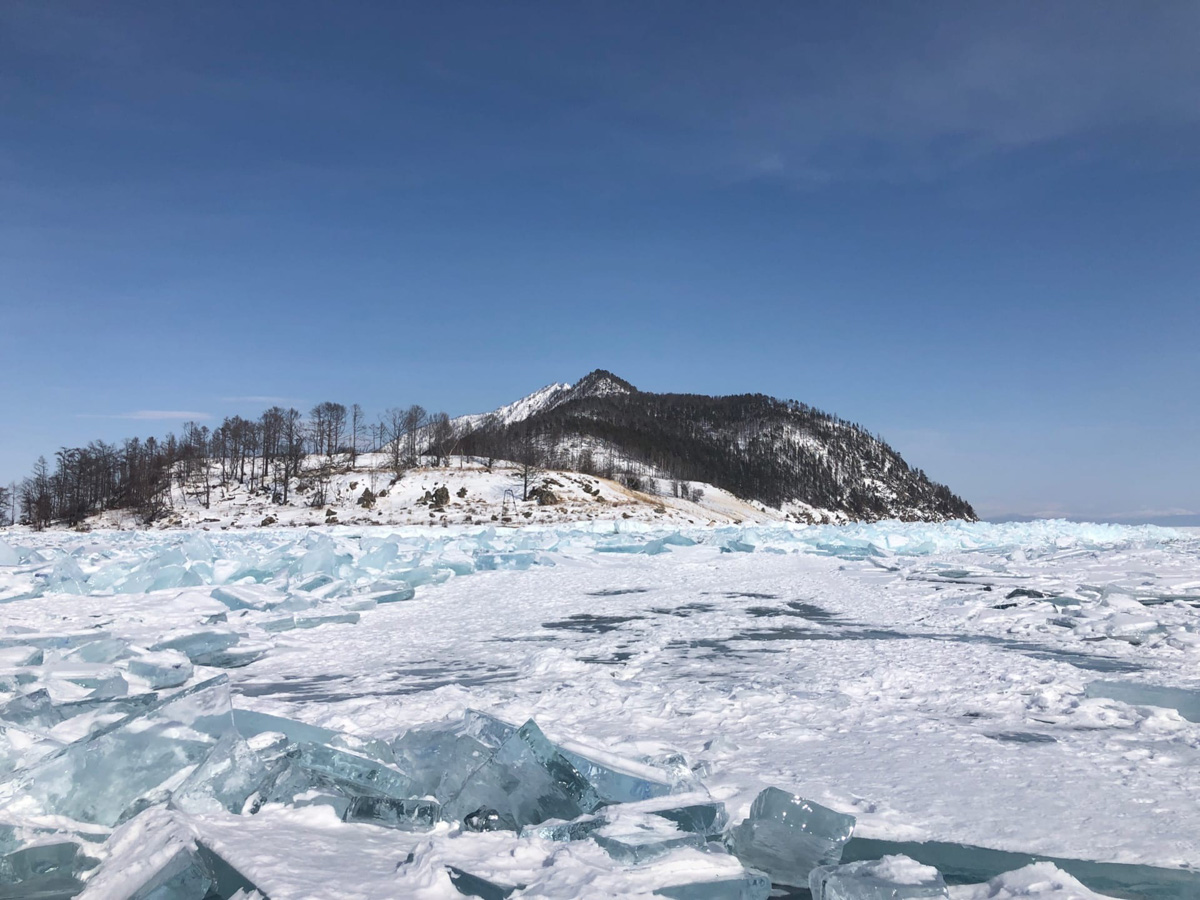 В мире закрытых границ все больше жителей России начнут путешествовать по нашей стране. Одним из мест притяжения, безусловно, станет Байкал. Жительница Коврова Наталья Баранкова вместе с мужем и детьми прямо сейчас там, на льду озера, которое надо научиться слышать.