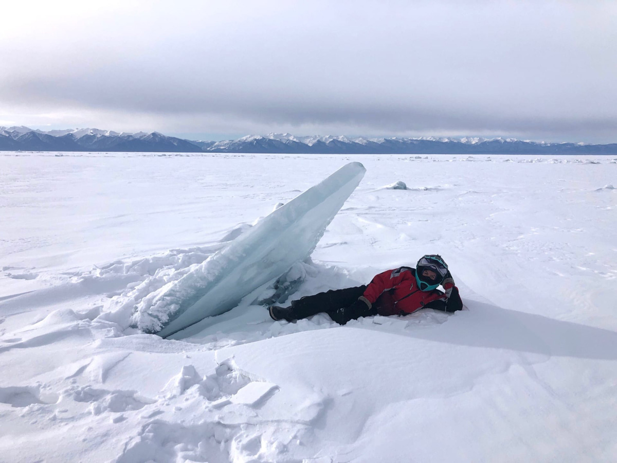 В мире закрытых границ все больше жителей России начнут путешествовать по нашей стране. Одним из мест притяжения, безусловно, станет Байкал. Жительница Коврова Наталья Баранкова вместе с мужем и детьми прямо сейчас там, на льду озера, которое надо научиться слышать.