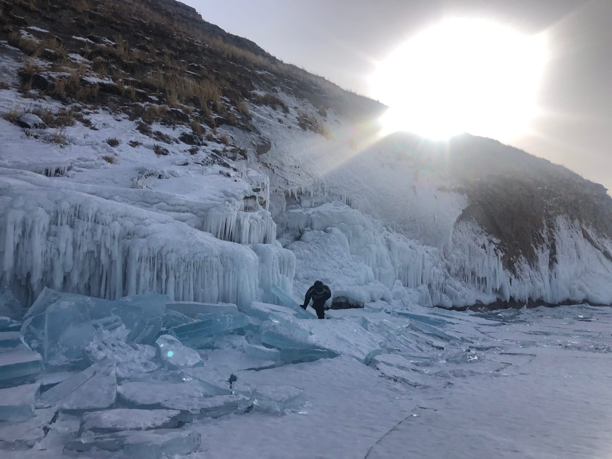 В мире закрытых границ все больше жителей России начнут путешествовать по нашей стране. Одним из мест притяжения, безусловно, станет Байкал. Жительница Коврова Наталья Баранкова вместе с мужем и детьми прямо сейчас там, на льду озера, которое надо научиться слышать.