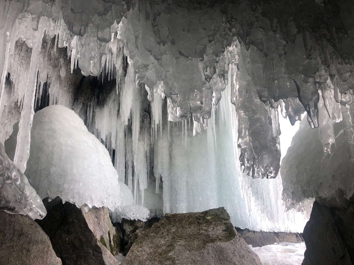 В мире закрытых границ все больше жителей России начнут путешествовать по нашей стране. Одним из мест притяжения, безусловно, станет Байкал. Жительница Коврова Наталья Баранкова вместе с мужем и детьми прямо сейчас там, на льду озера, которое надо научиться слышать.