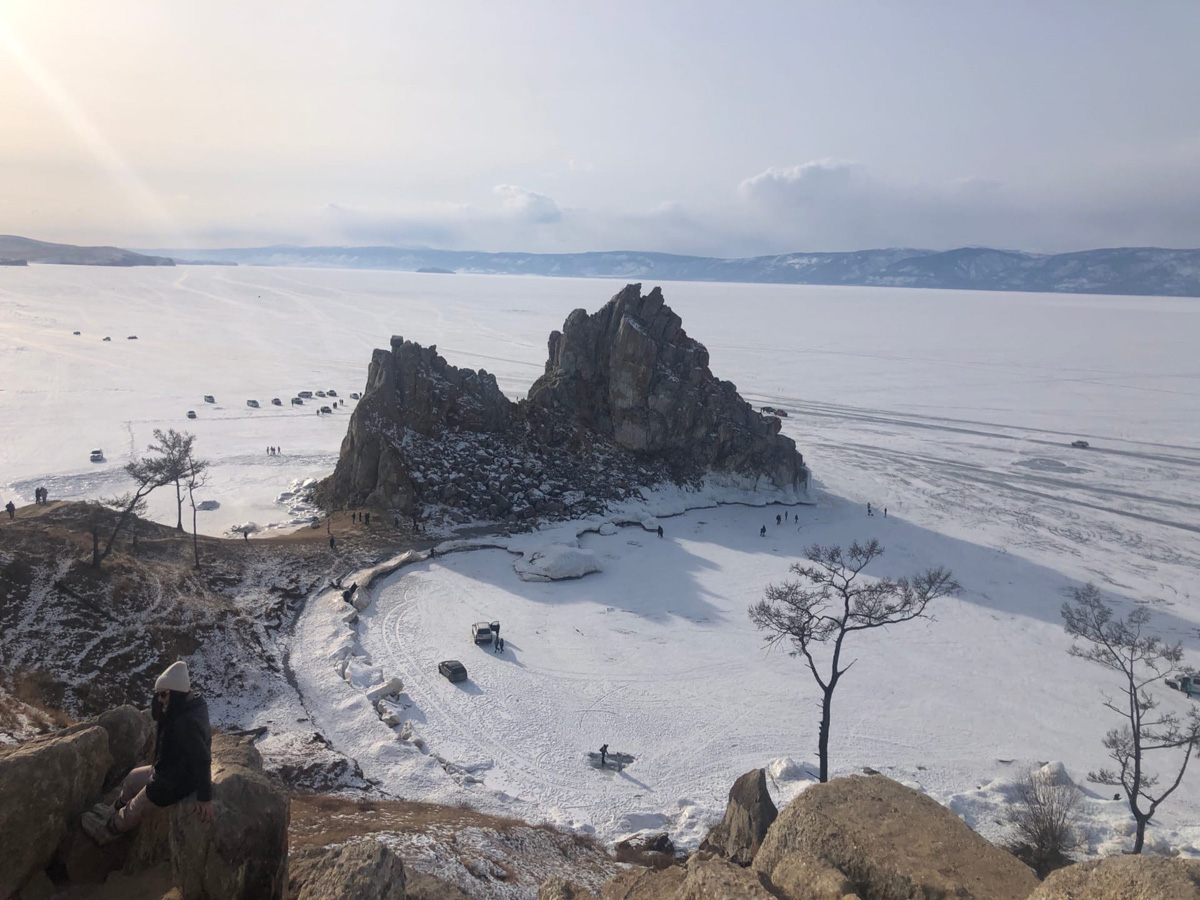 В мире закрытых границ все больше жителей России начнут путешествовать по нашей стране. Одним из мест притяжения, безусловно, станет Байкал. Жительница Коврова Наталья Баранкова вместе с мужем и детьми прямо сейчас там, на льду озера, которое надо научиться слышать.