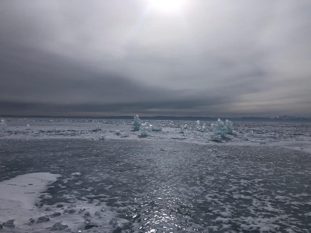 В мире закрытых границ все больше жителей России начнут путешествовать по нашей стране. Одним из мест притяжения, безусловно, станет Байкал. Жительница Коврова Наталья Баранкова вместе с мужем и детьми прямо сейчас там, на льду озера, которое надо научиться слышать.