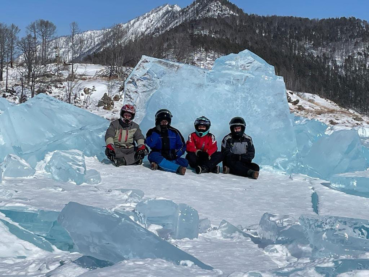 В мире закрытых границ все больше жителей России начнут путешествовать по нашей стране. Одним из мест притяжения, безусловно, станет Байкал. Жительница Коврова Наталья Баранкова вместе с мужем и детьми прямо сейчас там, на льду озера, которое надо научиться слышать.