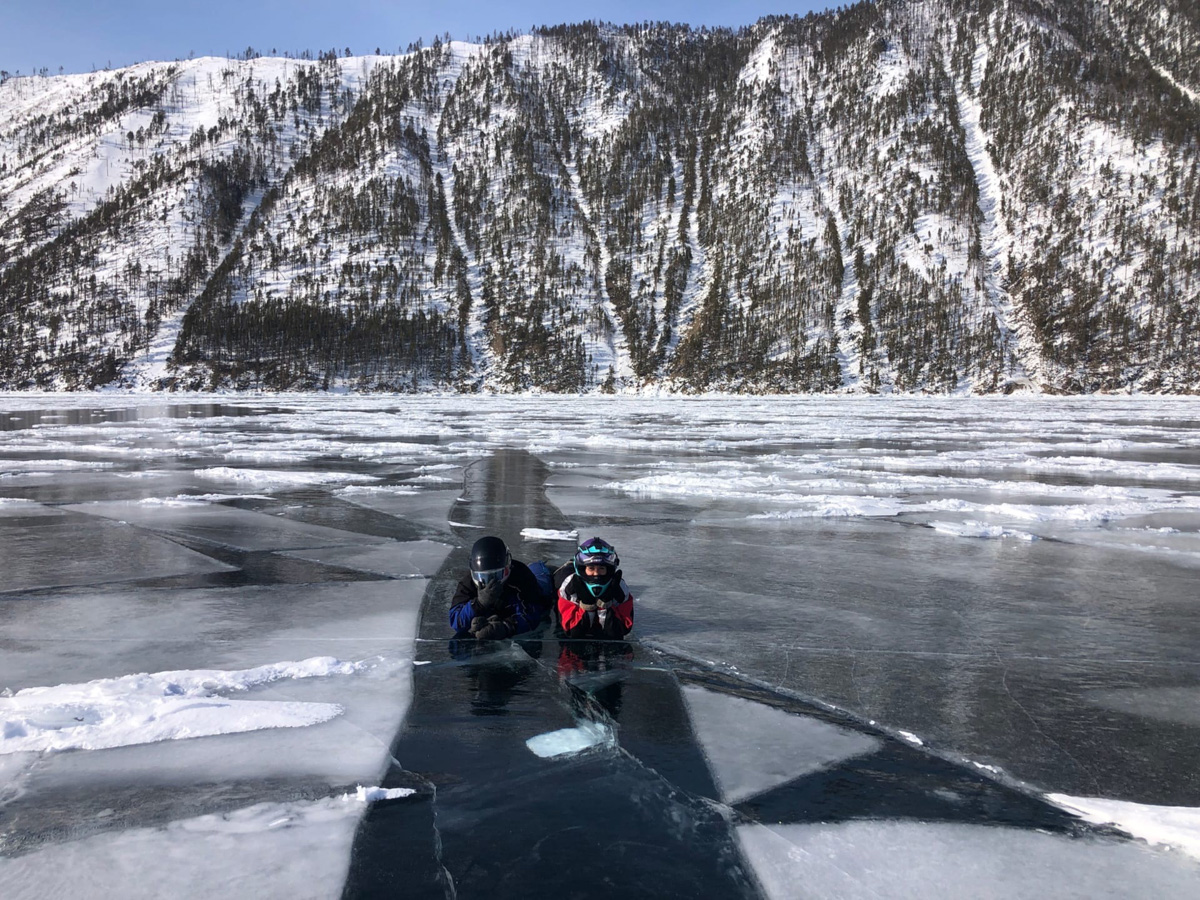 В мире закрытых границ все больше жителей России начнут путешествовать по нашей стране. Одним из мест притяжения, безусловно, станет Байкал. Жительница Коврова Наталья Баранкова вместе с мужем и детьми прямо сейчас там, на льду озера, которое надо научиться слышать.