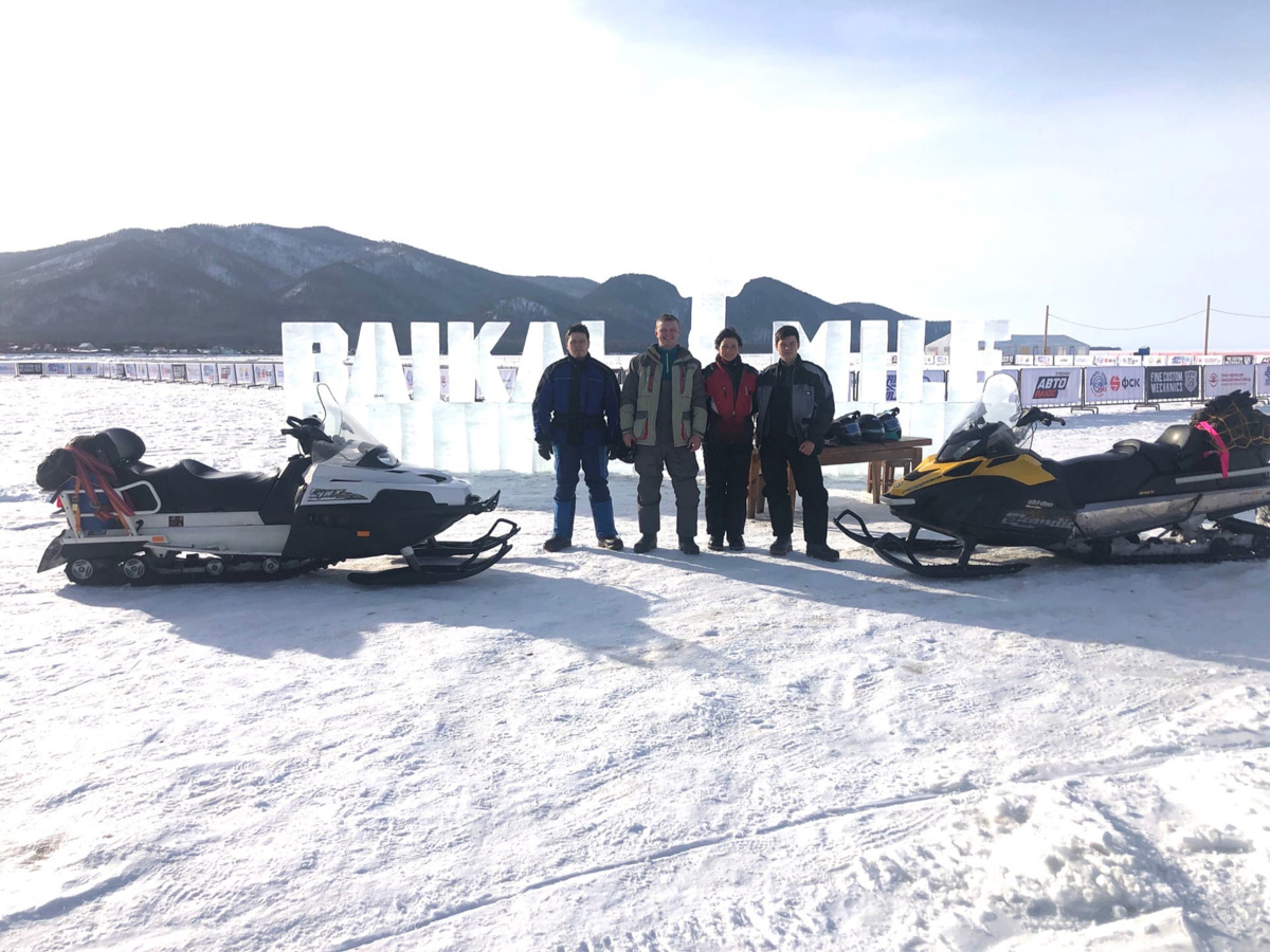 В мире закрытых границ все больше жителей России начнут путешествовать по нашей стране. Одним из мест притяжения, безусловно, станет Байкал. Жительница Коврова Наталья Баранкова вместе с мужем и детьми прямо сейчас там, на льду озера, которое надо научиться слышать.