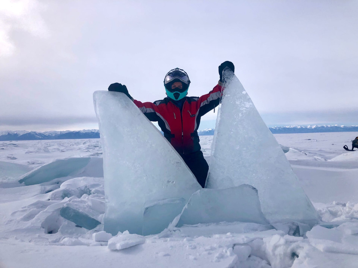 В мире закрытых границ все больше жителей России начнут путешествовать по нашей стране. Одним из мест притяжения, безусловно, станет Байкал. Жительница Коврова Наталья Баранкова вместе с мужем и детьми прямо сейчас там, на льду озера, которое надо научиться слышать.