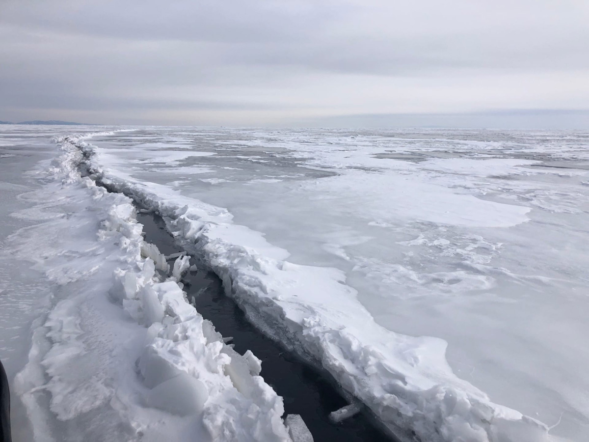 В мире закрытых границ все больше жителей России начнут путешествовать по нашей стране. Одним из мест притяжения, безусловно, станет Байкал. Жительница Коврова Наталья Баранкова вместе с мужем и детьми прямо сейчас там, на льду озера, которое надо научиться слышать.