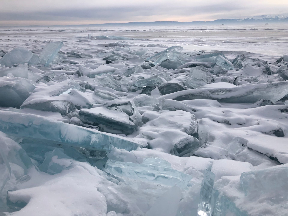 В мире закрытых границ все больше жителей России начнут путешествовать по нашей стране. Одним из мест притяжения, безусловно, станет Байкал. Жительница Коврова Наталья Баранкова вместе с мужем и детьми прямо сейчас там, на льду озера, которое надо научиться слышать.