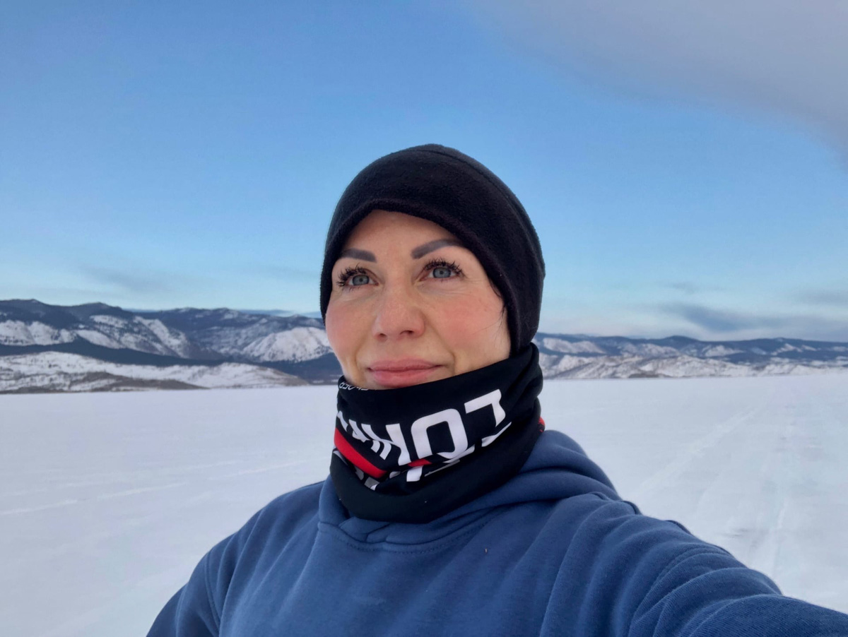 В мире закрытых границ все больше жителей России начнут путешествовать по нашей стране. Одним из мест притяжения, безусловно, станет Байкал. Жительница Коврова Наталья Баранкова вместе с мужем и детьми прямо сейчас там, на льду озера, которое надо научиться слышать.