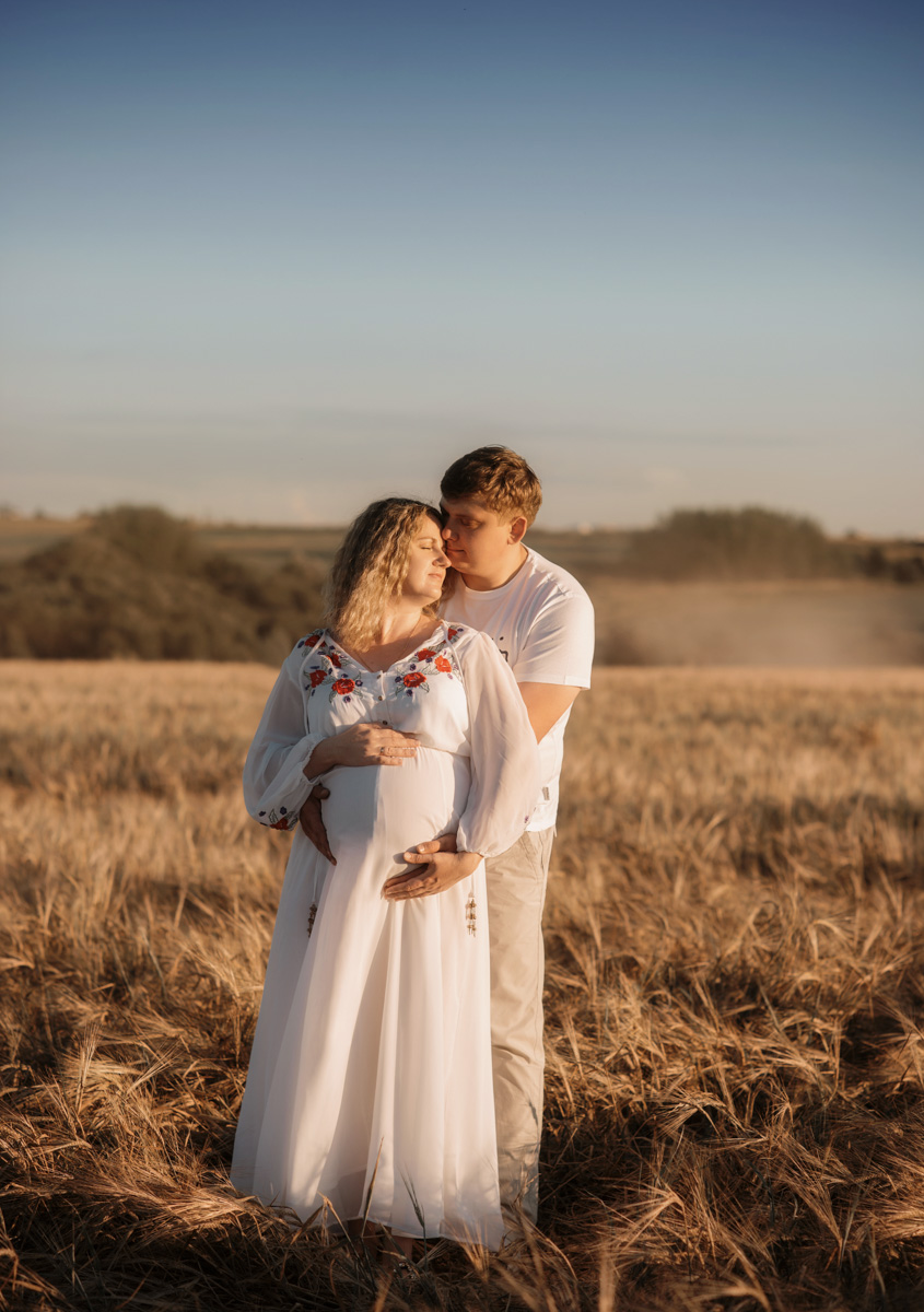 С 8 по 17 марта в санкт-петербургской галерее «Мастер» проводится международная выставка, посвященная таинству материнства. На вернисаже единственная представительница 33-го региона Анна Ворон уже была отмечена членами жюри. Предлагаем познакомиться и взглянуть на ее работы.