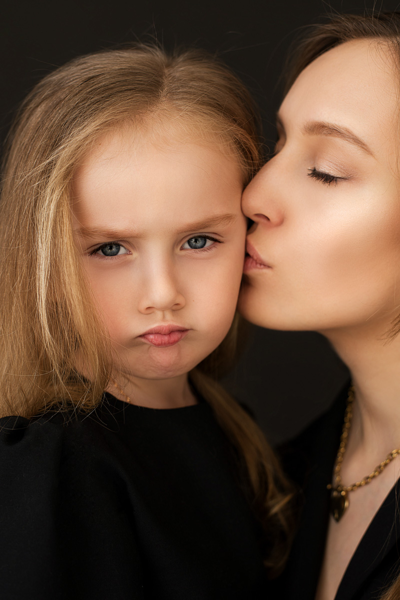 С 8 по 17 марта в санкт-петербургской галерее «Мастер» проводится международная выставка, посвященная таинству материнства. На вернисаже единственная представительница 33-го региона Анна Ворон уже была отмечена членами жюри. Предлагаем познакомиться и взглянуть на ее работы.