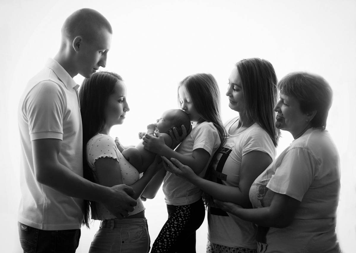 С 8 по 17 марта в санкт-петербургской галерее «Мастер» проводится международная выставка, посвященная таинству материнства. На вернисаже единственная представительница 33-го региона Анна Ворон уже была отмечена членами жюри. Предлагаем познакомиться и взглянуть на ее работы.