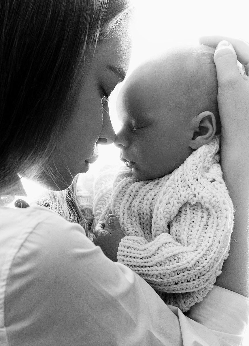 С 8 по 17 марта в санкт-петербургской галерее «Мастер» проводится международная выставка, посвященная таинству материнства. На вернисаже единственная представительница 33-го региона Анна Ворон уже была отмечена членами жюри. Предлагаем познакомиться и взглянуть на ее работы.