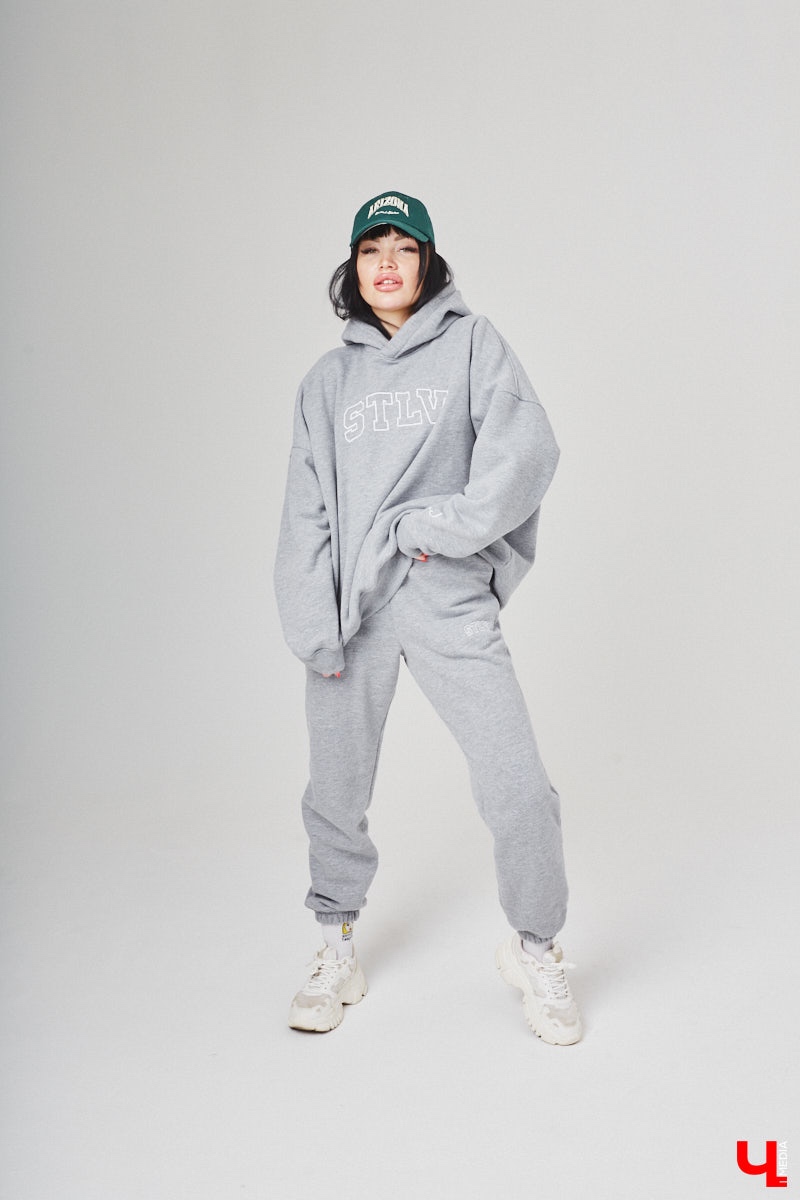 Анастасия Кузнецова – магистр юридических наук и экс-сотрудник суда. Дизайнерского или швейного образования девушка не имеет, но потребности личного гардероба смогла закрыть самостоятельно. Она создала свой оверсайз-бренд!