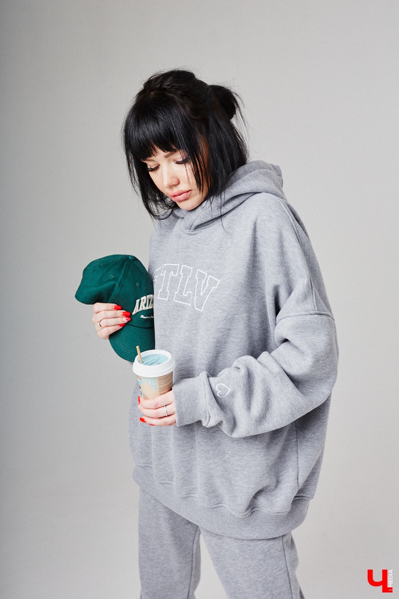 Анастасия Кузнецова – магистр юридических наук и экс-сотрудник суда. Дизайнерского или швейного образования девушка не имеет, но потребности личного гардероба смогла закрыть самостоятельно. Она создала свой оверсайз-бренд!