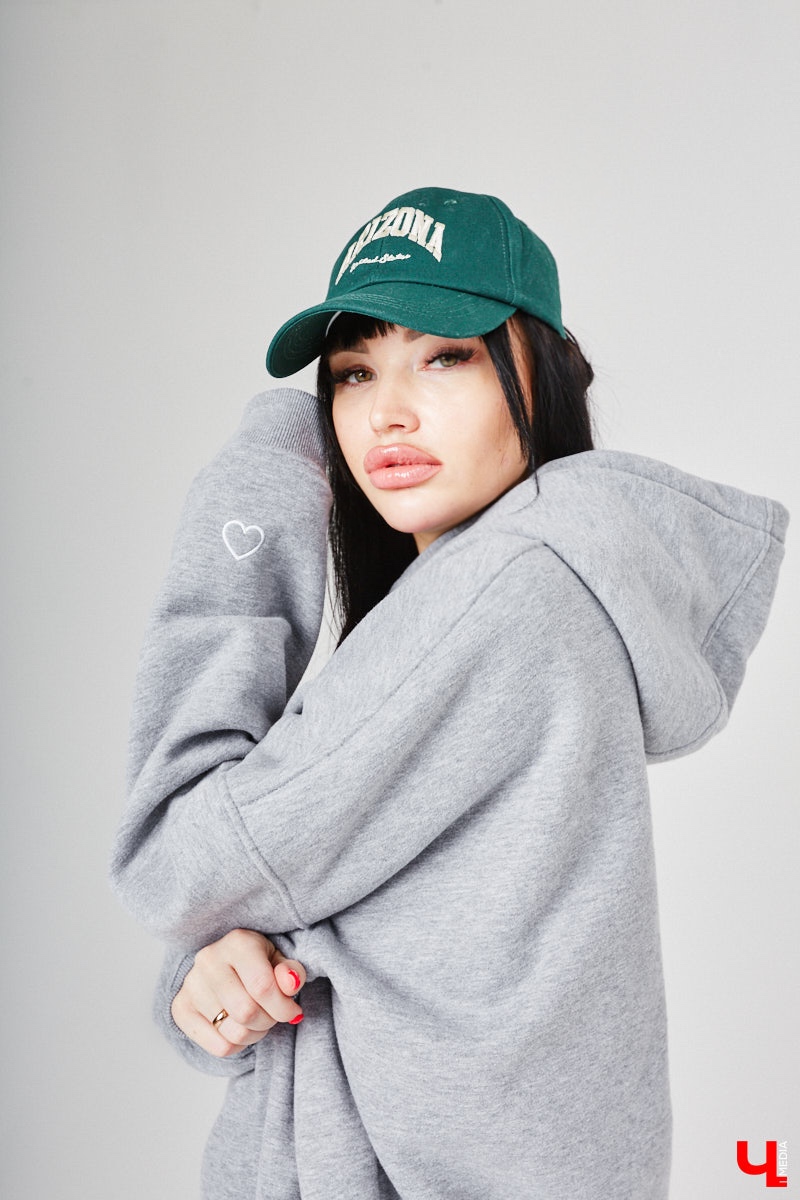 Анастасия Кузнецова – магистр юридических наук и экс-сотрудник суда. Дизайнерского или швейного образования девушка не имеет, но потребности личного гардероба смогла закрыть самостоятельно. Она создала свой оверсайз-бренд!