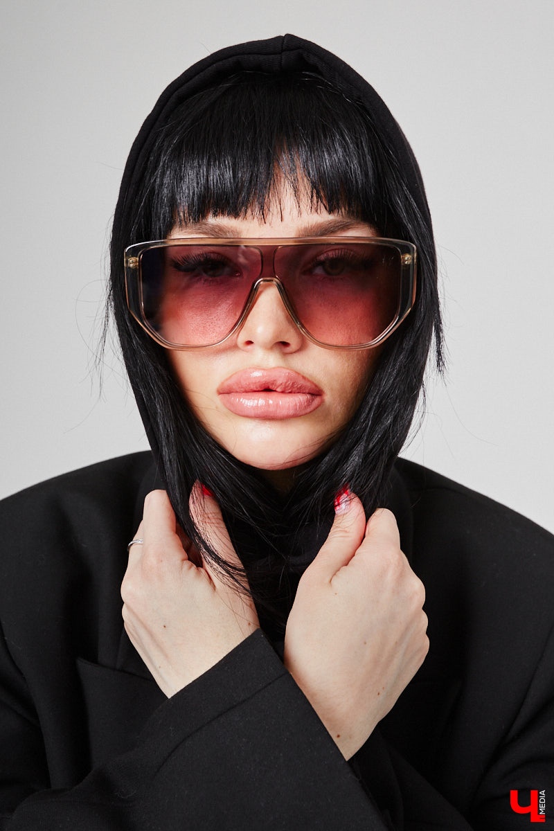 Анастасия Кузнецова – магистр юридических наук и экс-сотрудник суда. Дизайнерского или швейного образования девушка не имеет, но потребности личного гардероба смогла закрыть самостоятельно. Она создала свой оверсайз-бренд!