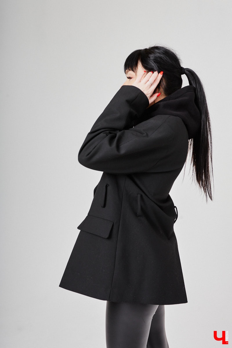 Анастасия Кузнецова – магистр юридических наук и экс-сотрудник суда. Дизайнерского или швейного образования девушка не имеет, но потребности личного гардероба смогла закрыть самостоятельно. Она создала свой оверсайз-бренд!